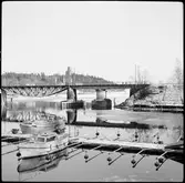 Järnvägsbro över Stocksundet på Roslagsbanan på linjen mellan Freskati och Stocksund. I bakgrunden Cedergrenska tornet.