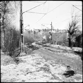 På linjen mellan Freskati och Stocksund efter Roslagsbanan. Längre fram ser vi järnvägsbron över Stocksundet.