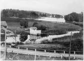 Vy över landskapet, järnvägsbron och vattentornet på linjen mellan Läggesta och Bergåsa.