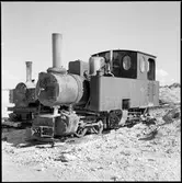 Ånglok tillverkat av Orenstein & Koppel, O&K med tillverkningsnummer 930. Användes 1947 till 1959 på Ahrs Kalkbruk. 1961 kom det till ÖSlJ där det nu är Östra Södermanlands Järnväg, ÖSlJ lok 5 