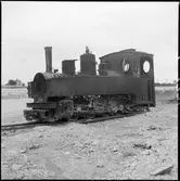 Ånglok 1468 vid Ar kalkbrott. Tillverkades av Henschel & Sohn 1917 med tillverkningsnummer HS 15200 för tyska armén för användning i fält. 1919 kom den till Sverige och 1943 till Gotland och Ahrs Kalkbruk.