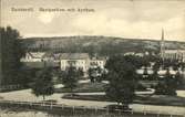 Vykort med motiv över Gustav Adolfs kyrka och skolparken.