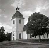 Västrums kyrka, exteriör snett framifrån med tornets lanternin.