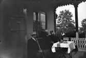 Fyra herrar på verandan hos ingenjör Ingelson.