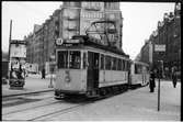 Vid hållplats på Fridhemsplan linje 14 mellan Roslagstull - Kornhamnstorg står Aktiebolaget Stockholms Spårvägar, SS A11 307. Konduktören ute till höger om vagnen.