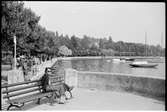 Ulla Welander vid Genèvesjön i Lausanne.