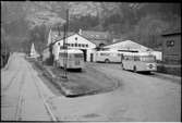 Bergen Sporvei Aktieselskabet, BS bussar utanför garage.