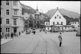 Bergen Sporvei Aktieselskabet, BS spårvagn på Allehelgens gate utanför dåvarande rådhuset i Bergen.