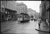 Bergen Sporvei Aktieselskabet, BS spårvagn 119 och spårvagn 30 på Småstrandgaten.