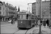 Resande till Malmö Stads Spårvägar, MSS H 43 vid hållplats på Gustav Adolfs torg, linje 4E mot Erikslust.