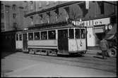 AB Stockholms Spårvägar, SS A1 100 på Norrtullsgatan vid Odenplan. I bakgrunden Surbrunnsgatan.