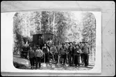 Lokförare Johan Bengtsson i ångloket, nedanför står från vänster: Karl, Viding, Einar Pettersson och Oskar Andersson. På bufferten okänd rallare, därefter Gustav Johansson, fem okända sedan följer Bokvist, Höglund och Gustav Andersson.