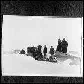 Personal på ångtåget. Till höger i bild ses en snöplog gjord av trä. Sist i tåget ses 1914 års täckta vagn med reglementsenliga slutsignalslyktor.