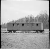 Skrotfärdig Nättraby - Alnaryd - Älmeboda Järnväg, NAEJ personvagn på ändspåret.