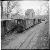 Museijärnväg Östra Södermanlands Järnväg, ÖSlJ. Personvagn Kosta - Lessebo Järnväg, KLJ och Jönköping - Gripenbergs Järnväg, JGJ. Vagnarna står på spåret vid Lina Tegelbruk. Transformatorhus ses bakom vagnarna.