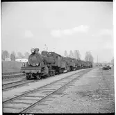 Statens Järnvägar, SJ G8 1839 med fyra ånglok på spåret bakom.