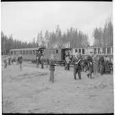Resande fotografer bredvid Dala - Ockelbo - Norrsundets Järnväg, DONJ persontåg.