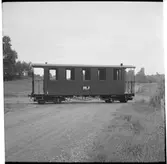 Museijärnväg Östra Södermanlands Järnväg, ÖSlJ. Munkedals Järnväg, MJ personvagn 1 på spåret över landsvägen.