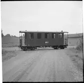 Museijärnväg Östra Södermanlands Järnväg, ÖSlJ. Munkedals Järnväg, MJ personvagn 1 på spåret över landsvägen.