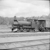 Lokförare i ånglok 1 kopplad med Statens Järnvägar, SJ personvagn 3357.