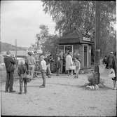 Resenärer till Museijärnvägen Östra Södermanlands Järnväg, ÖSlJ framför biljettluckan vid Lina bruk.