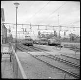 Rälsbussar och Trafikaktiebolaget Grängesberg – Oxelösunds Järnvägar, TGOJ banarbetsfordon på järnvägsstation.