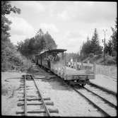 På Läggesta Östra station ses resande på Museijärnvägen, Östra Södermanlands Järnväg, ÖSlJ 3:e klass personvagn Jönköping - Gripenbergs Järnväg, JGJ kopplad med en restaurerad godsvagn på sträckan Läggesta - Mariefred. Vändskiva till vänster i bild.