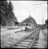 Bredvid järnvägsspåret på Läggesta Östra station till vänster i bild, ses ångtåg tillhörande Museijärnvägen, Östra Södermanlands Järnväg, ÖSlJ på sträckan Läggesta - Marifred.