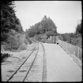 Läggesta Östra station. Stationshuset är en kur från Saltsjöbanan som nu tillhör Museijärnvägen, Östra Södermanlands Järnväg, ÖSlJ. Del av vändskiva till vänster i bild.