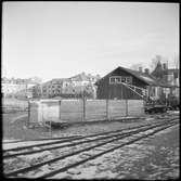 Del av bangården mot Storgatan i Mariefred som användes av Museijärnväg Östra Södermanlands Järnväg, ÖSlJ. Till höger i bild ses godsvagn 122 med kran.