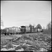 Blandtåg som tillhör Museijärnvägen, Östra Södermanlands Järnväg, ÖSlJ. Från vänster i bild: Nättraby - Alnaryd - Älmeboda Järnväg, NAEJ I 70 och Munkedals Järnväg, MJ personvagn. J. Här ses vagnarna på järnvägsstationen mot Gripsholmsvägen i Mariefred.