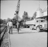 Lastbil med järnvägsgods utanför stationhuset i Mariefred som användes av Museijärnväg Östra Södermanlands Järnväg, ÖSlJ.