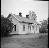 Bostadshus, telefonlinje på gaveln av huset.
