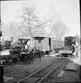 På järnvägsstationen i Mariefred ses Museijärnvägen, Östra Södermanlands Järnväg, ÖSlJ fordon: Mitt i bild Anneberg - Ormaryds Järnväg, AOJ godsvagn 3, bredvid till höger, ånglok 1 