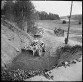 Schaktmaskin, traktor och dumper används vid förberedande arbete av Museijärnvägen, Östra Södermanlands Järnväg, ÖSlJ banförlängningen Läggesta Södra.