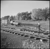 Läggning av smalspår vid Läggesta Södra station där Museijärnvägen, Östra Södermanlands Järnväg, ÖSlJ förlänger bansträckningen.