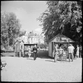 Besökare på järnvägsstationen i Mariefred som användes av Museijärnväg Östra Södermanlands Järnväg, ÖSlJ.