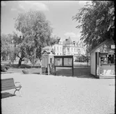 Kiosk och telefonkiosk på järnvägsstationen i Mariefred som användes av Museijärnvägen, Östra Södermanlands Järnväg, ÖSlJ.