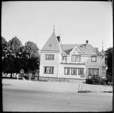 Stationshuset i Mariefred, som användes av Museijärnväg Östra Södermanlands Järnväg, ÖSlJ. Telefonkiosk till vänster om stationshuset. Bilden är tagen från gatusidan.