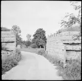 Troligen rester av en järnvägsbro tillhörande Rute Cement fabrik i Valleviken.
