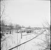 Vy över järnvägsstation med motorvagnståg på spåret.