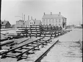 Dècauville räls ligger travade efter ombyggnaden till normalspår vid Industrigatan sett norrut vid Sandviksgatan. Färdigt spår ses till vänster i bild mot nya gasverket.