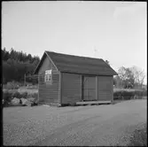 Museijärnvägen, Östra Södermanlands Järnväg, ÖSlJ magasinbyggnad vid Läggesta södra station. Normalspår bakom byggnaden.