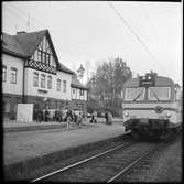 Resande vid stationshuset Ängelsberg. Lok 3146 på spåret.