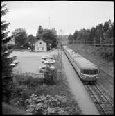 Trafikaktiebolaget Grängesberg – Oxelösunds Järnvägar, TGOJ XX22-11 (225+226) är den främsta av motorvagnarna på Läggesta station.