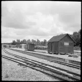 Till höger i bild Museijärnvägen, Östra Södermanlands Järnväg, ÖSlJ magasinbyggnad, Kosta - Lessebo Järnväg, KLJ G 29 och längst bort stationshuset vid Läggesta södra station.