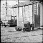 Statens Järnvägar, SJ motordressin 12 och en lokomotor utanför lokstallet i Hagalund.