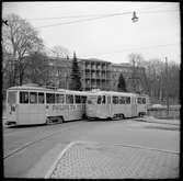 Aktiebolaget Stockholms Spårvägar, SS A27 498 och SS A25 429 linje 2 Fredhäll - Karlaplan möts vid Mariebergsgatan på viadukten över Drottningsholmsvägen.