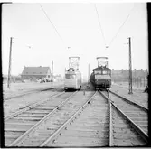 Godståget från Kopparverket passeras av Helsingborgs Stads Spårvägar, HSS F2 53 linje 1 mot staden.