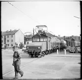 Godståget med Helsingborgs Stads Spårvägar, HSS lok 1 lämnar spårvägsspåret och går ner mot hamnen/ Statens Järnvägar, SJ.